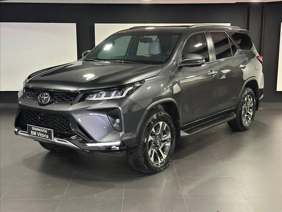 TOYOTA HILUX SW4 2.8 D-4D TURBO DIESEL DIAMOND 7L 4X4 AUTOMÁTICO